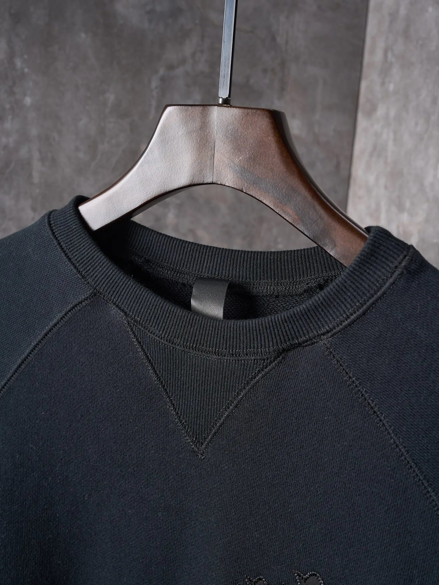 P400 price reduction [actual auction] Chrome Hearts/Ch cross logo patch embroidered round neck sweatshirt [ready in stock] S M L The logo iron plate sways slightly with the swing of the body, adding a sense of movement and vitality. It is unobtrusive but has an indescribable aura. It interprets the perfect blend of retro and luxury. It adopts imported machine appliqué embroidery technology and uses advanced computer control systems and precise mechanical components to realize the Chrome Hearts logo appliqué embroidery operation. It presents an embroidery effect with both clarity and three-dimensionality. The fabrics have been washed and have a better hand feel. They are not easy to deform, shrink or fade. Maintains long-lasting beauty with a loose fit